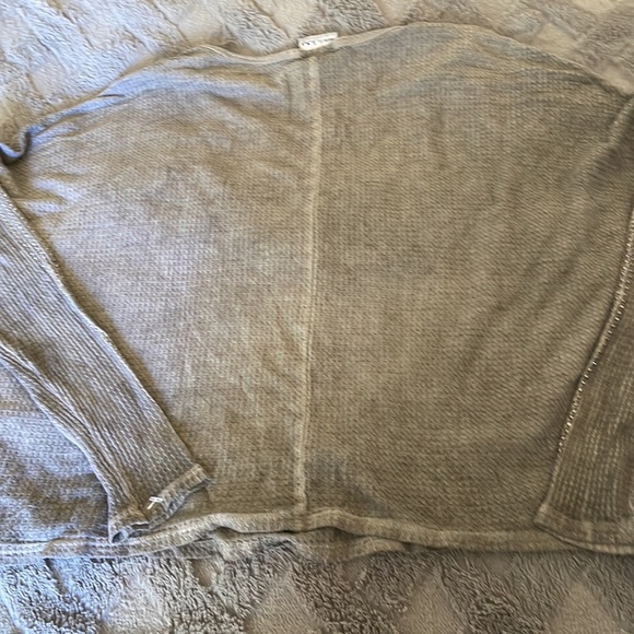 Cute Vocal top skull with studs one size. - Picture 5 of 5